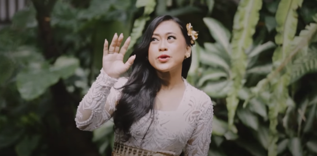tri puspa dalam video klip lagu Punyan Bingin